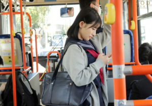 【されたいJK】”早く…犯しに来てくれないかな…♡”変態男にチカンされた美少女が快楽に味をしめてしまい期待の中バスに