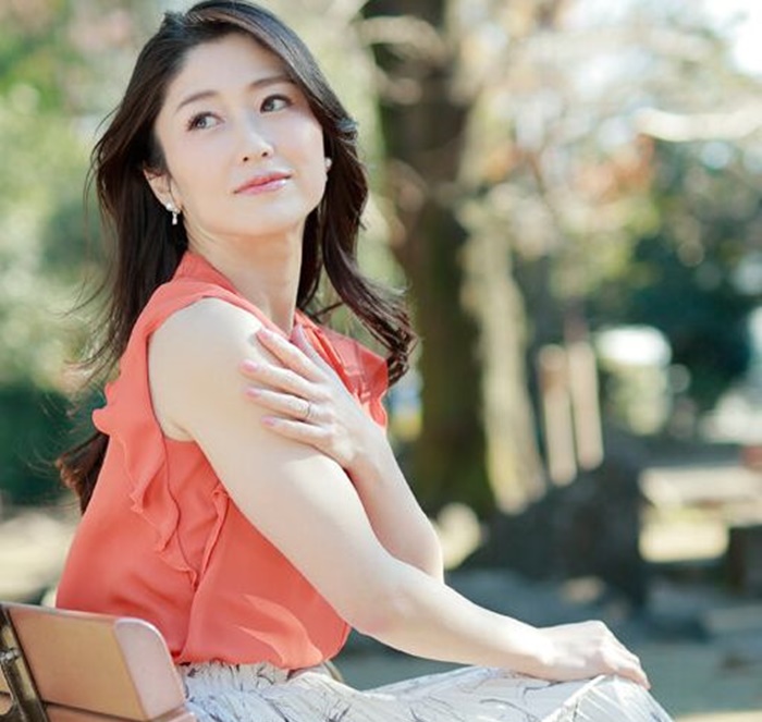 【本物人妻40歳】「オンナとして輝きたくて…」10歳は若く見られると豪語するエロ美乳な四十道のおばさん主婦がAVデビュー！