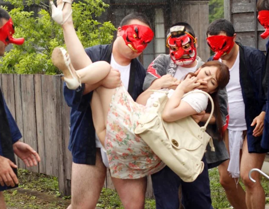 【熟女レイプ】”いや…変な村！変態しかいない…！”エロい巨尻なオバサンが謎風習の村で男達に犯されて堕ちていく…