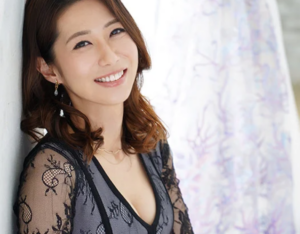 【34歳の人妻】「挿入されると別人みたいにエロいねって言われます…」年下夫を持つ美人な主婦がエロ動画初出演！