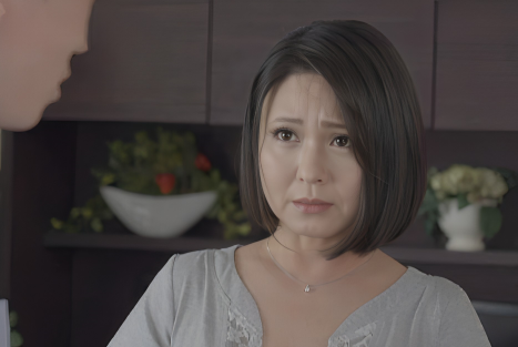 【妻の母親】”しばらく…泊めてほしいの…”下着モデルになりたい義理母が家出してきて…モデル用のエロ下着の義母に欲情し