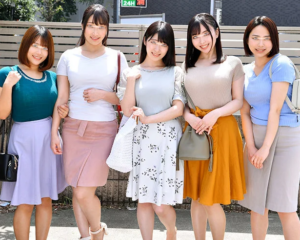 【ママ友】幼稚園に子供を送った帰りのママさん達を王様ゲーム誘ってエロい気分にしたらだいぶ欲求不満だったようで…