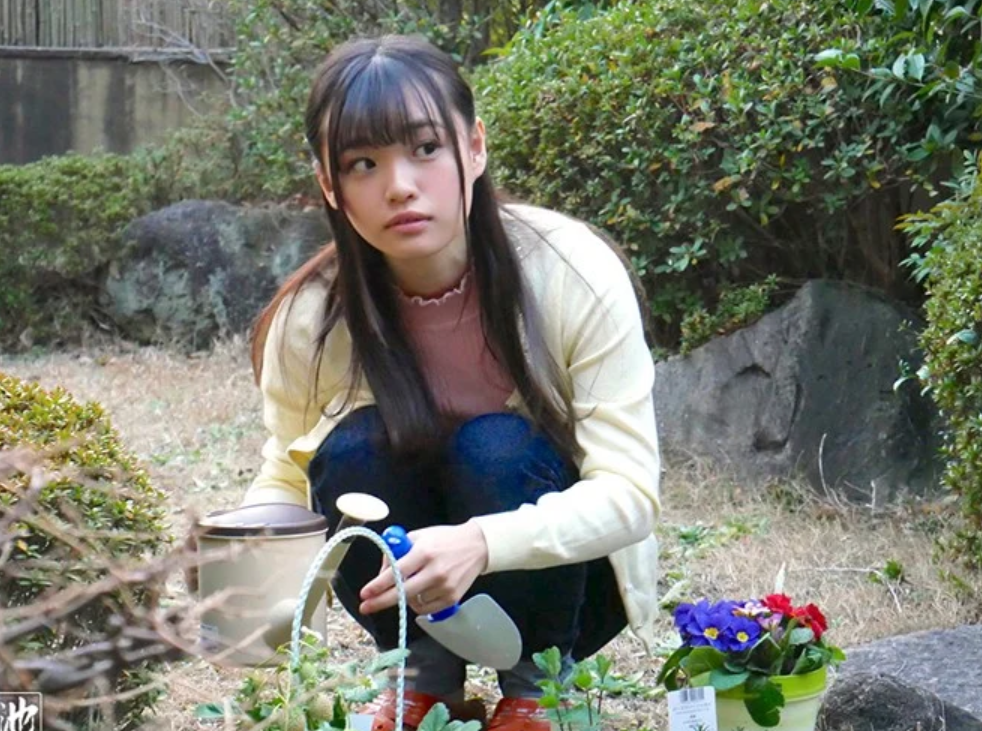 【部下の嫁】”可愛い部下に俺の優秀な種をプレゼントだｗ”ガーデニングが趣味の若妻に夫の先輩オヤジが襲い掛かり…