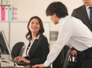 【人妻寝取られ】”何だコイツ…易々と嫁に近寄りやがって…！”訳アリで異動してきたエリート…本性は女を喰いまくる変態で
