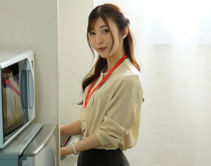 【美人OL】”どうしたの？そんなにジロジロ見ないでよ…♡”部長の愛人と噂の先輩美女が仕事中向かい席でやたら目が合うので