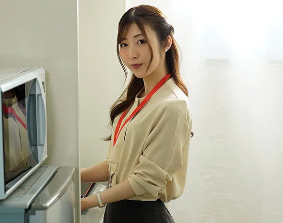 【美人OL】”どうしたの？そんなにジロジロ見ないでよ…♡”部長の愛人と噂の先輩美女が仕事中向かい席でやたら目が合うので
