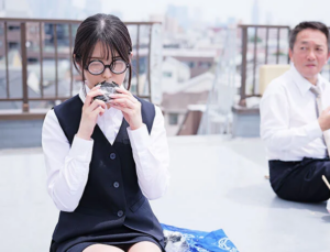【瓶底メガネ美女】”いつも一人でいるな…”ブスだと思ってた社内の目立たない女が眼鏡を取ったら超絶美人でバツイチ男は…