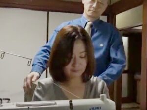 【娘の夫】”もう少し待ってよ！あなたのチ〇ポ縫うわよ！”早くヤりたい娘婿の変態男と今は忙しいおばさん