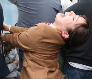【羞恥JK】”あぁぁ！！待ってっ立てないぃぃ！イックゥゥゥっ！！！”電車の中で人目も憚らず仰け反って絶頂する美少女