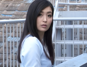 【性欲不足な熟女】”…あの男すごくデカチンだわ...♡”夫に構ってもらえずムラムラしてる奥さんが隣人の巨根を目撃して