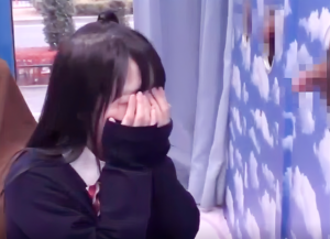 【素人JK】”え待ってっｗｗｗなんか恥ずかしくて直視できない…///”カレシのチ〇ポを当てれるか？！外れたら中出しハメ！