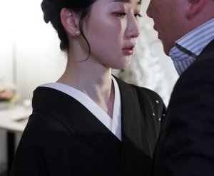 【高級クラブ熟女】”売り上げに貢献してやるからさ…抱かせてくれよ…”借金を抱えたバーのママさんが枕営業に手を染めて…