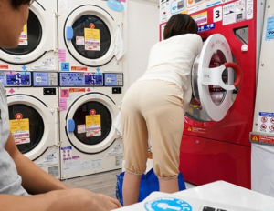 【欲求不満奥さん】”透けたパンツラインが…エロ過ぎます…”夫婦関係が冷め物足りない熟女がコインランドリーの若造を誘惑